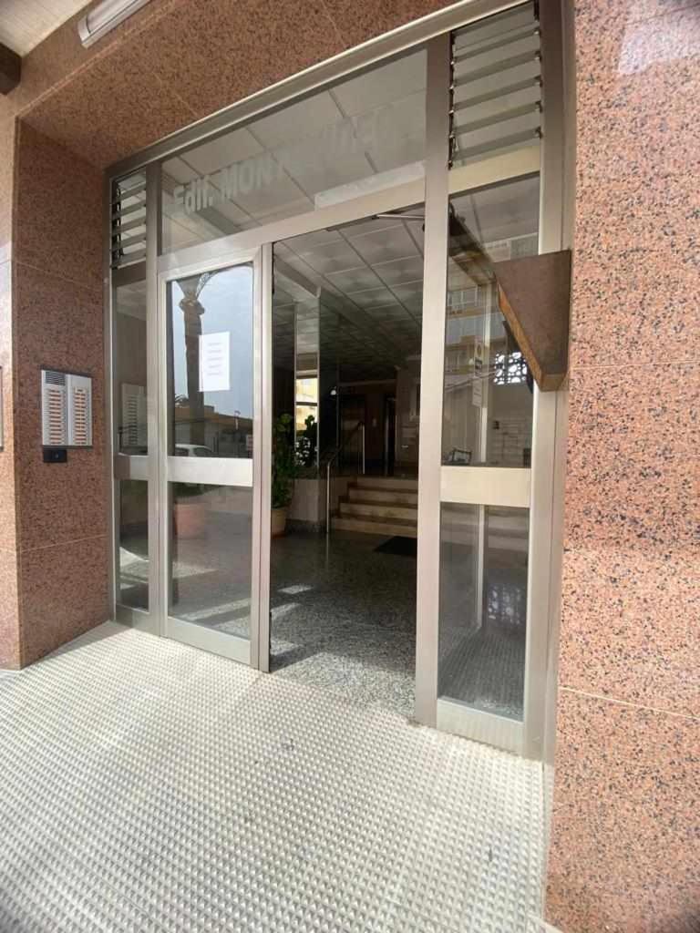 Hoja Cala Apartment Алгаробо-Коста Екстериор снимка