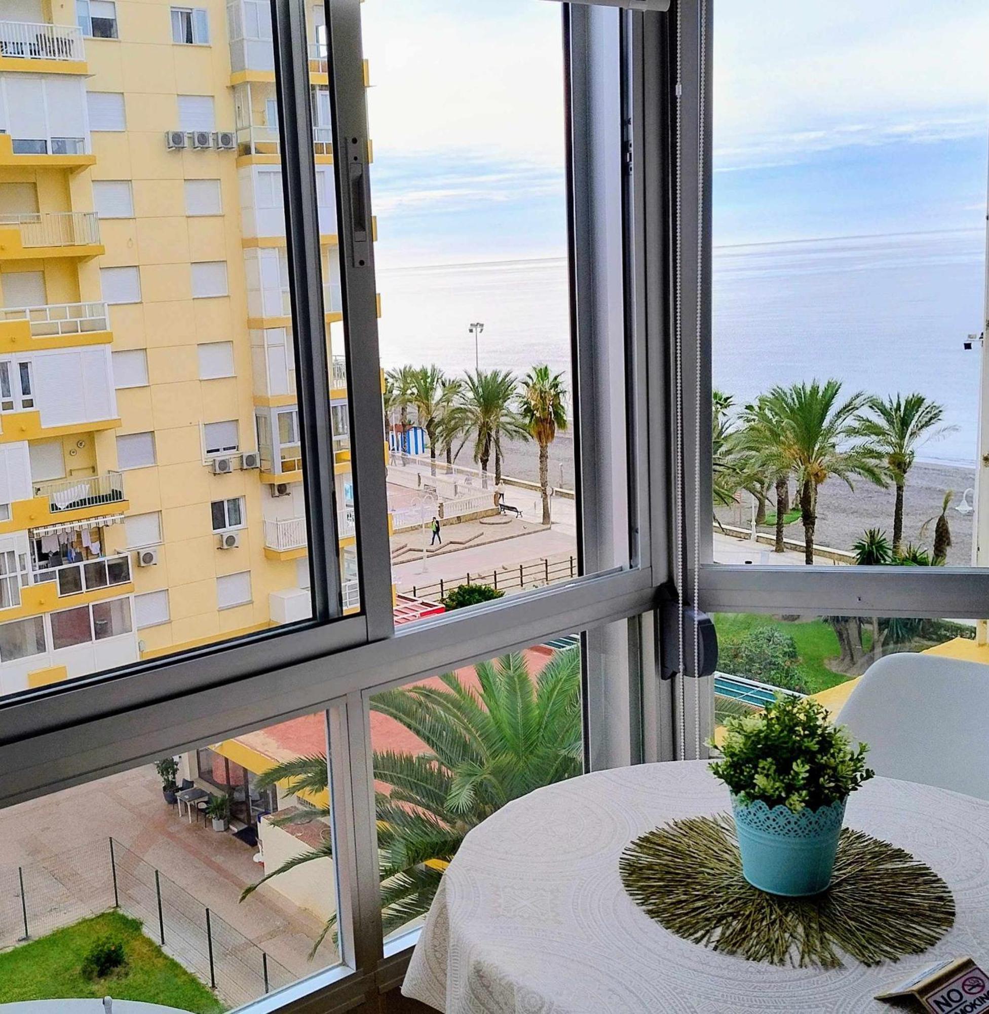 Hoja Cala Apartment Алгаробо-Коста Екстериор снимка